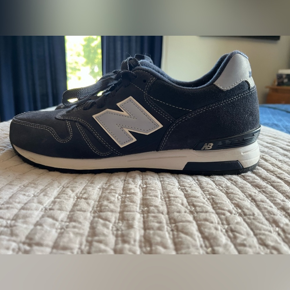 New balance 565 men’s navy and silver almost like new. Size 9.5